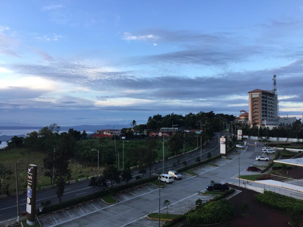 Wind Residence With View Of Taal Lake Tagaytay City Exterior photo