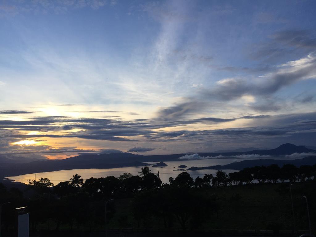 Wind Residence With View Of Taal Lake Tagaytay City Exterior photo