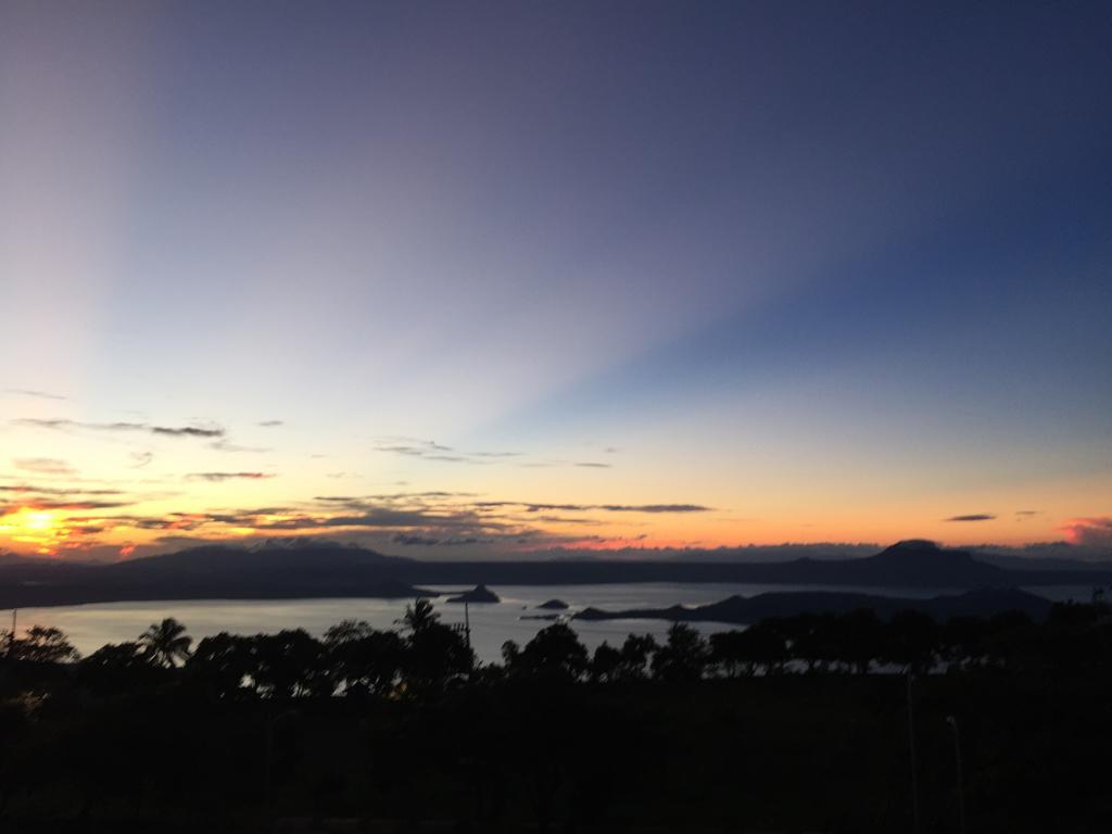 Wind Residence With View Of Taal Lake Tagaytay City Exterior photo