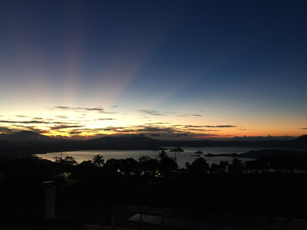 Wind Residence With View Of Taal Lake Tagaytay City Exterior photo